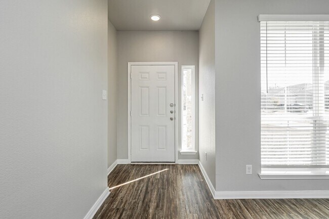 Foto del edificio - 525 Fallbrook Dr