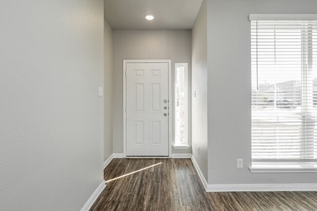 Foto del edificio - Live, love, and grow in this charming home!