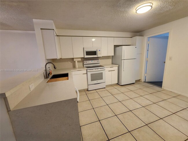 Building Photo - 1050 Sorrento Dr