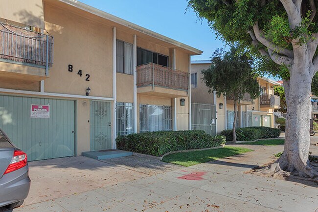 Building Photo - 842 Elm Ave