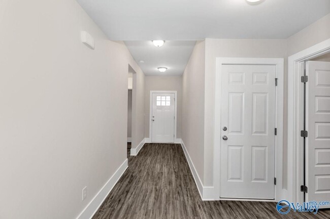 Foto del edificio - 381 McCollum Rd