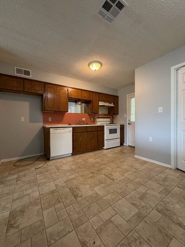 Building Photo - 2204 Shenandoah Dr