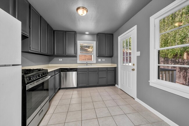Foto del edificio - 1303 Foothill Blvd