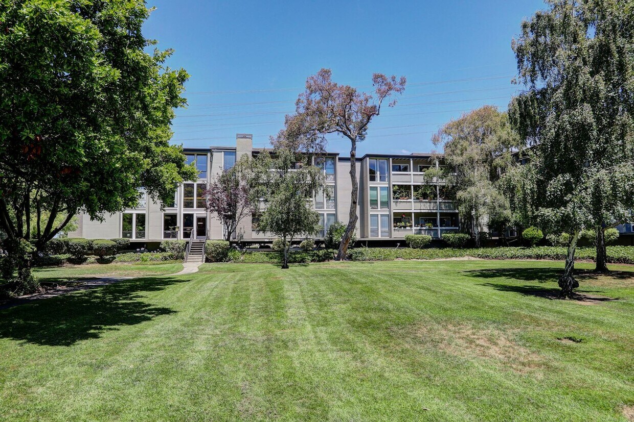 Foto principal - 3 Bed / 2 bath Marina Point condo near the...