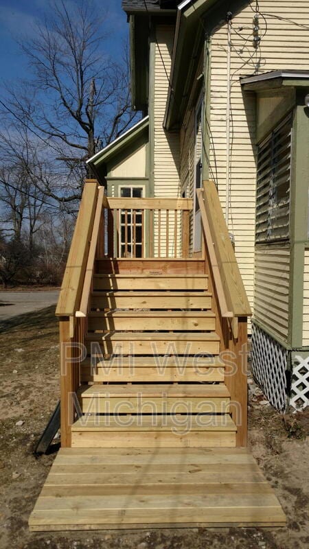 Building Photo - 448 Thomas St SE