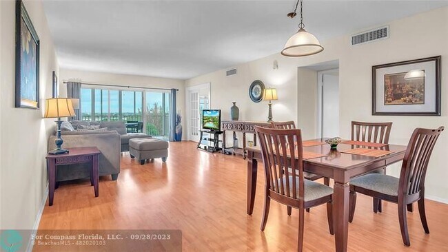 Building Photo - 3150 N Palm Aire Dr