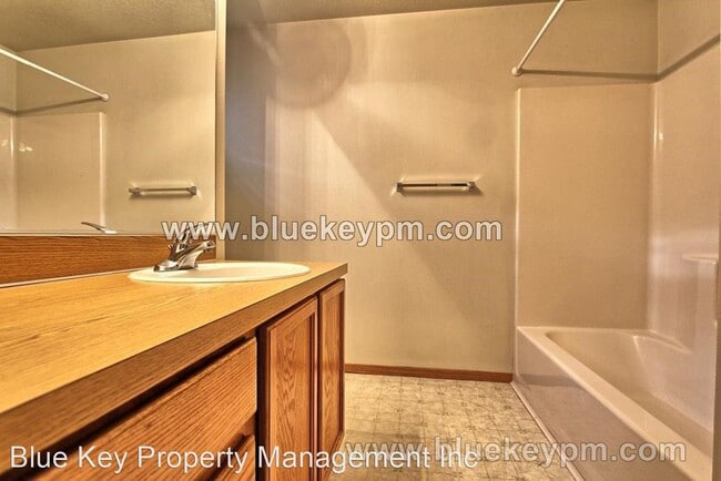 Building Photo - 3 br, 1.5 bath House - 10141 N. Calhoun Ave