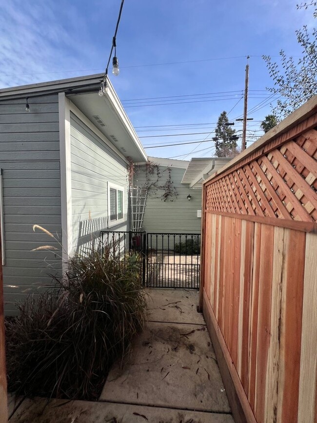 Building Photo - Charming ADU with in unit laundry & garage...