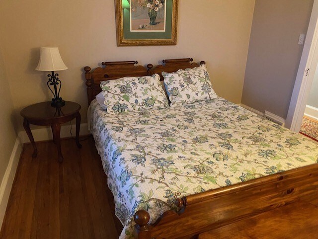 2nd Bedroom 1st Floor - Queen Bed - 432 W Stevens St