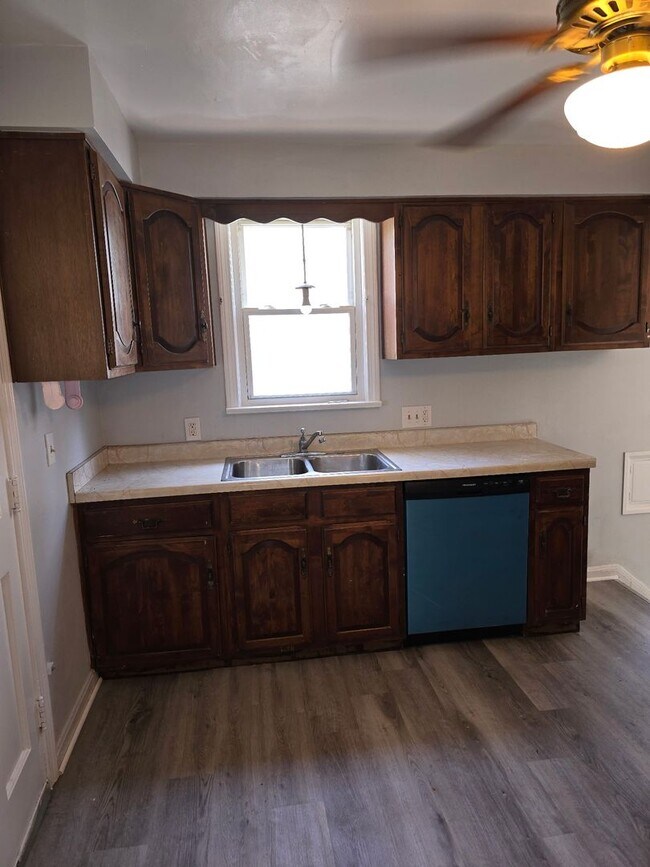 Building Photo - For Rent – 4 Bed / 2 Bath – $1,495 – Secti...