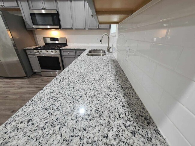 Building Photo - 3 Bedroom Townhouse in pigtown
