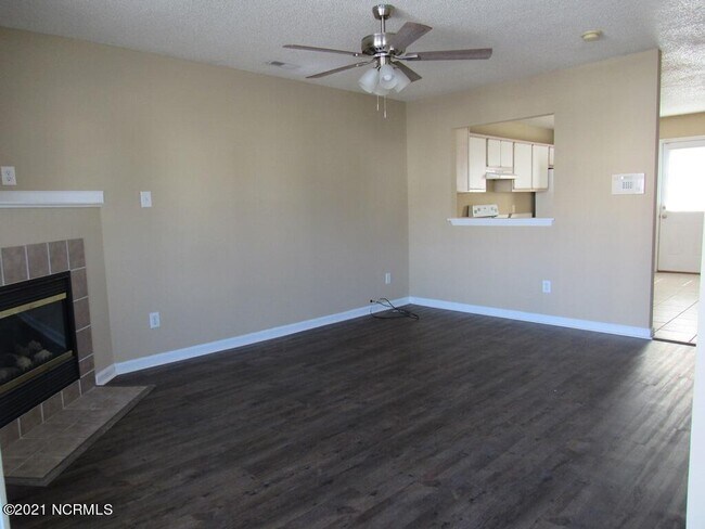 Foto del edificio - 210 Meadowbrook Ln