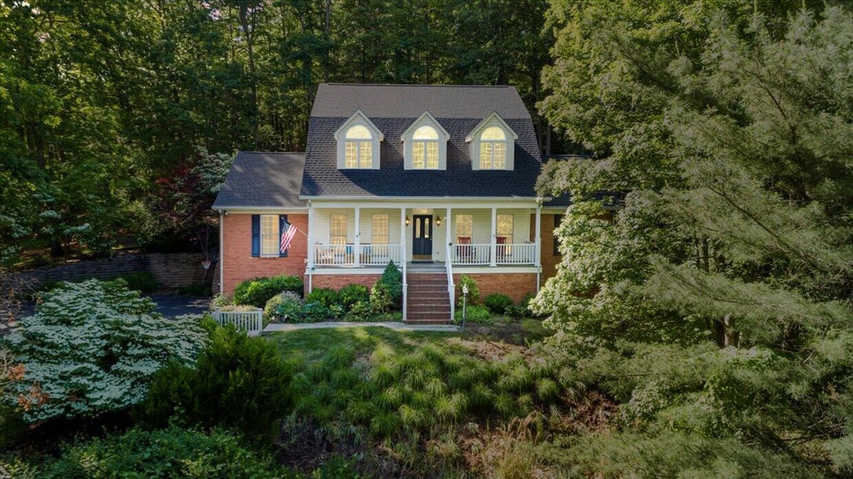 Foto principal - Five Bedroom Home