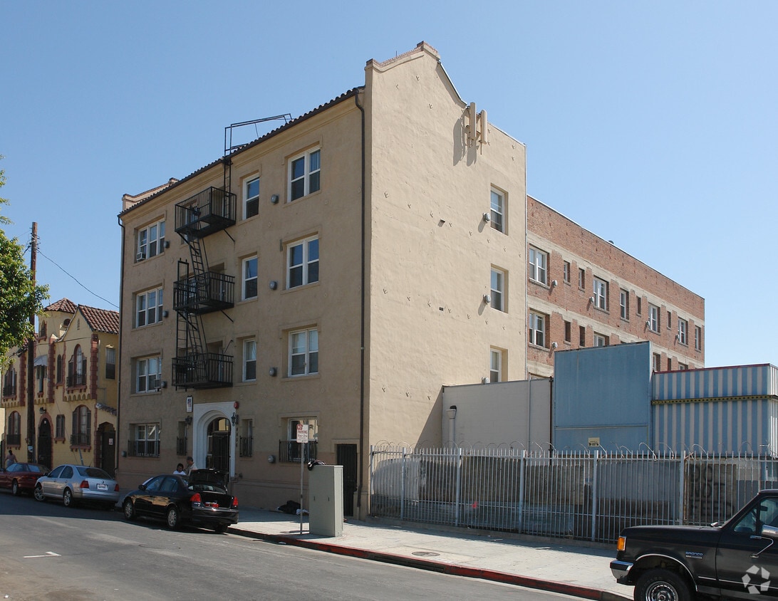 Primary Photo - 4456 Lockwood Ave