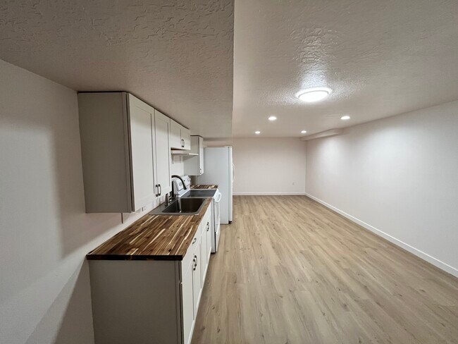 Building Photo - 1063 E 200 N