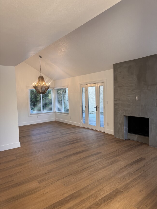 Building Photo - 23940 Vía Rosa Linda