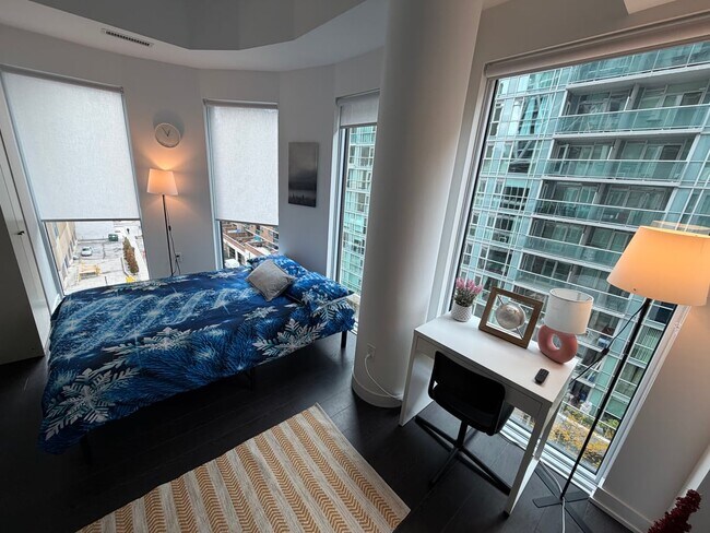 Photo du bâtiment - Flex Room with Balcony ? St Patrick St & Dundas St W