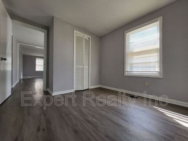 Building Photo - 203 Silver Leaf Dr