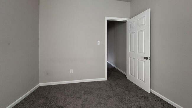 Foto del edificio - Move-In Ready 3-Bedroom Home with Stylish Hardwood-Style Flooring