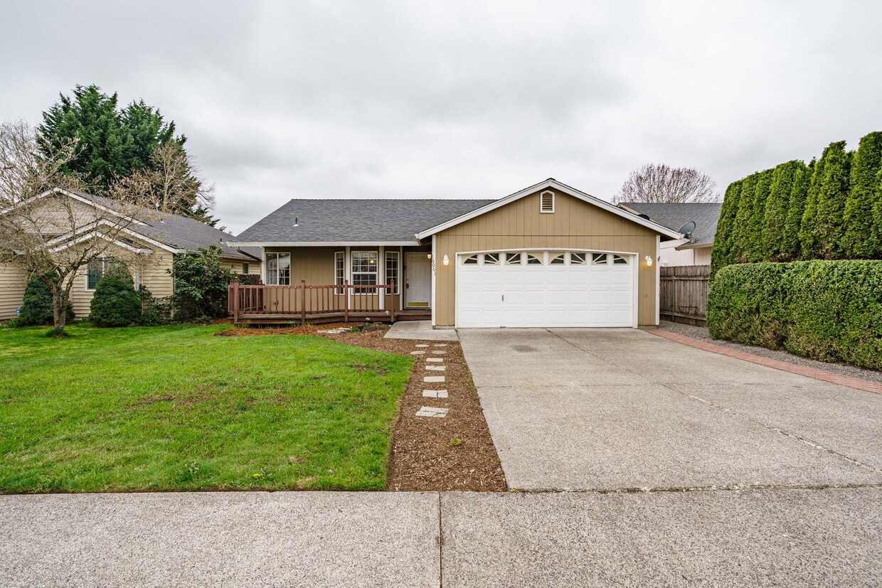 Primary Photo - 3 bedroom 2 bath single level home with la...