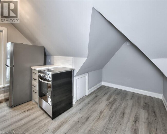 Photo du bâtiment - Unbeatable Value! Den Unit on Top Floor in Kitchener | $1299 ALL-INCLUSIVE | Parking & Laundry