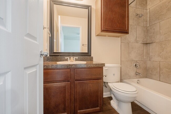 Foto del edificio - Convenient 3 Bedroom, 2.5 Bath, 2-Story Ho...