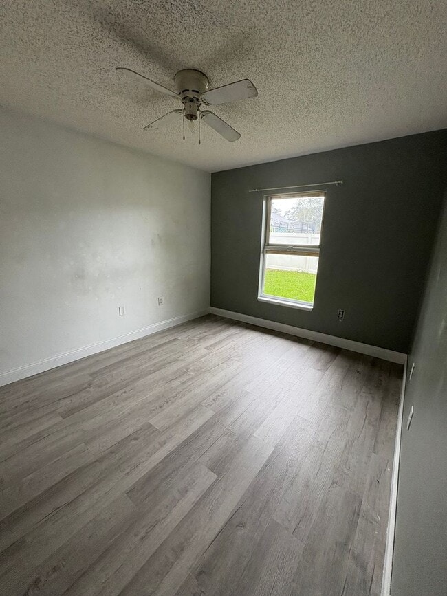 Building Photo - Wonderful 4 bedroom plus bonus room BEAUTY...