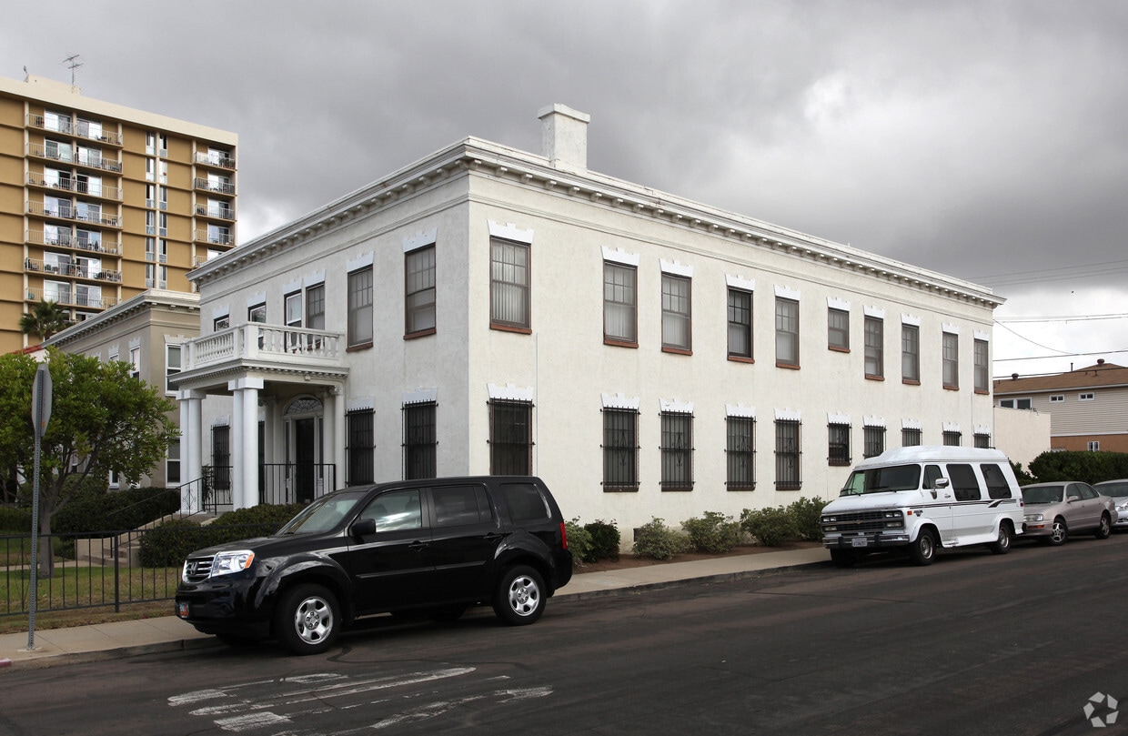 Primary Photo - Apartments On The Park