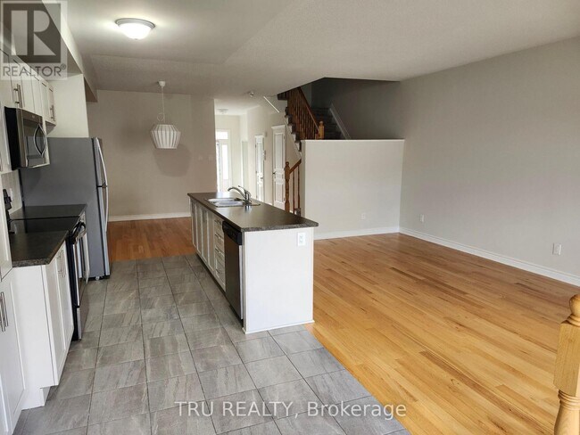 Building Photo - 1146 Beckett Cres