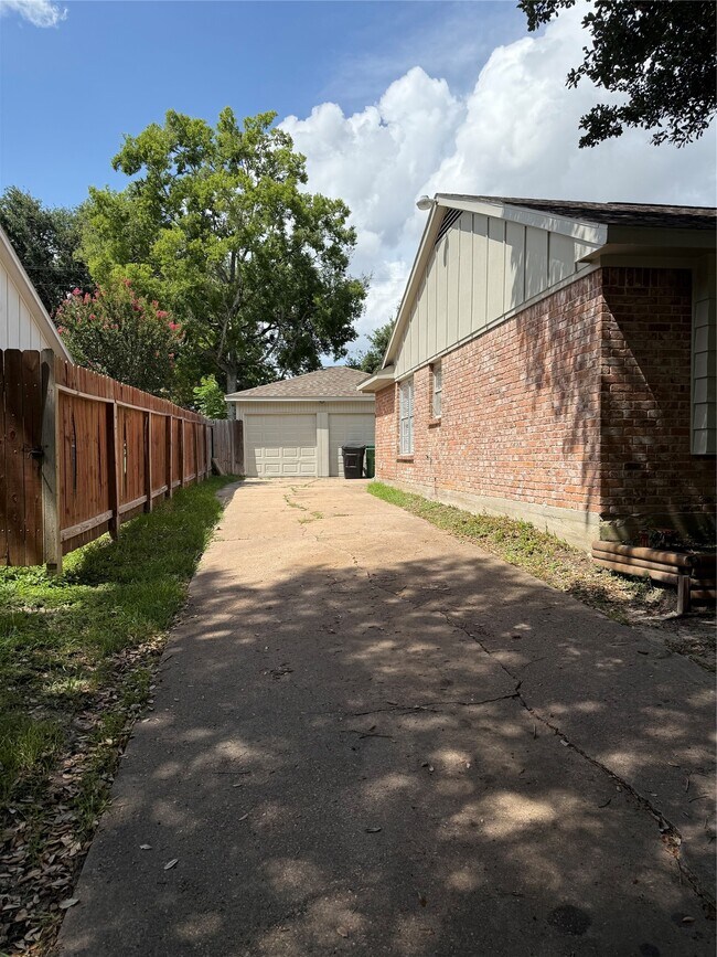 Building Photo - 9002 Roos Rd