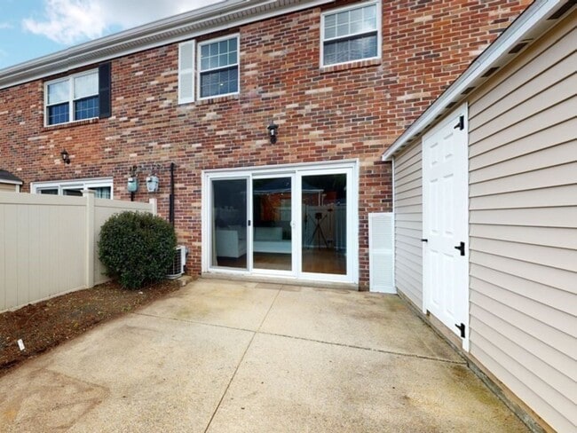 Building Photo - 2008 Windsor Dr