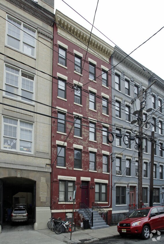 Primary Photo - 821 Park Ave