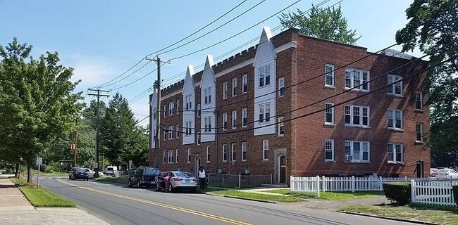 Building Photo - 405 Main St