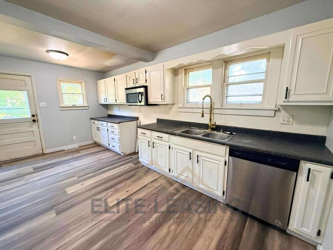 Building Photo - 1194 SW Woodward Ave