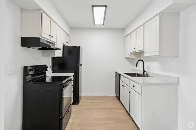 2BR, 1BA - 1,023SF - Kitchen - ReNew at the Grove
