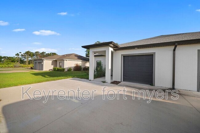 Foto del edificio - 26483 Sandhill Blvd