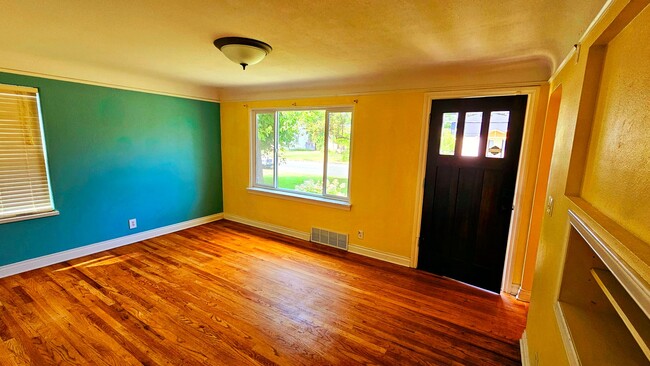 Building Photo - 3-bed, 2-bath Downtown CDA Home