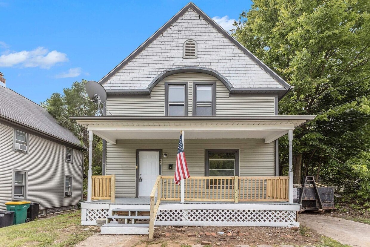 Primary Photo - Three Bedroom One Bath Home Available!