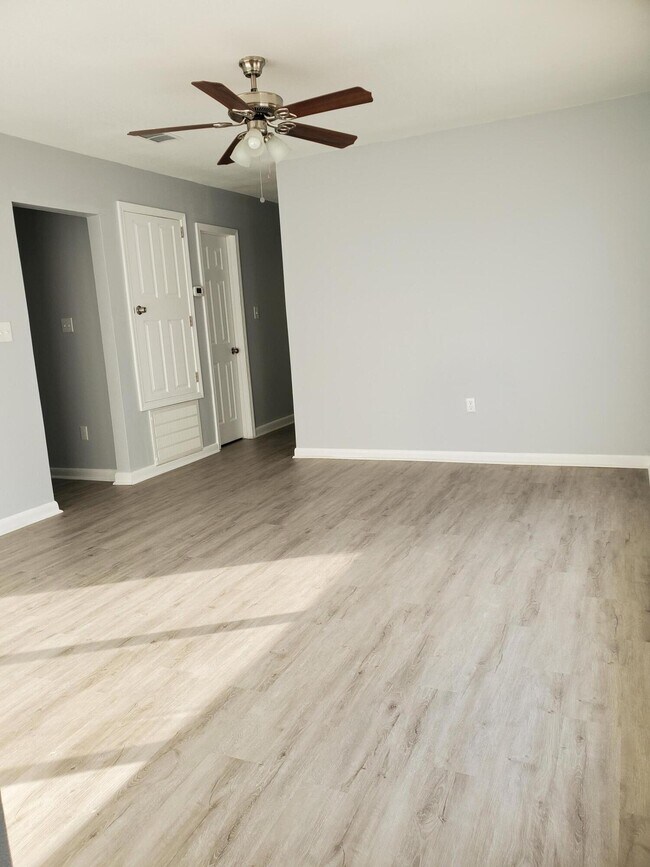 Building Photo - 127 Robinwood Dr SW