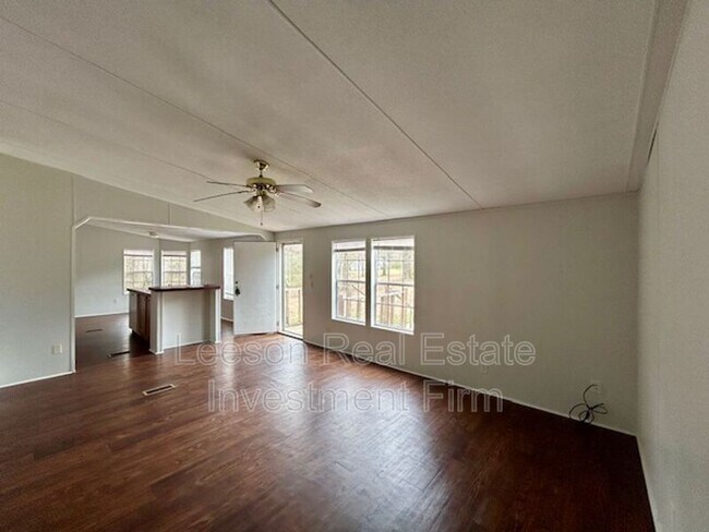 Building Photo - 310 Robbin Ln