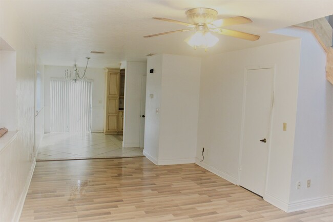 Foto del edificio - 2 Bed 2 Bath Townhome Condo in Spring Gard...