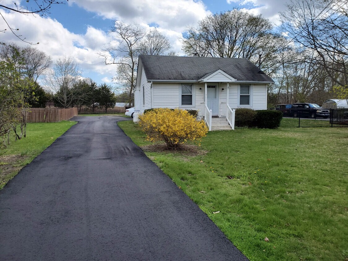 41 Brookfield Ave, Center Moriches, NY 11934 House for Rent in Center