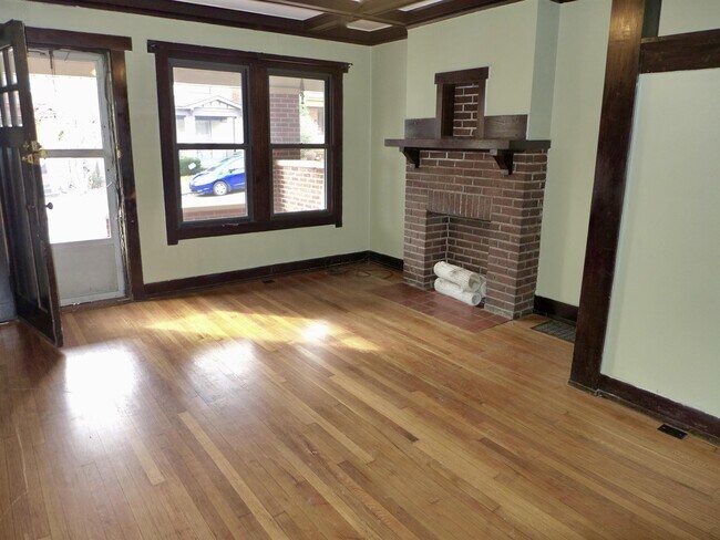 Building Photo - 302 Barnes St