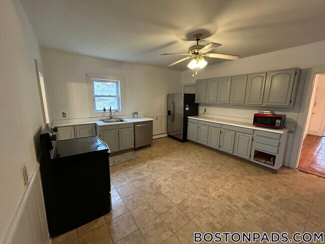 Foto del edificio - 60 Old Common Rd