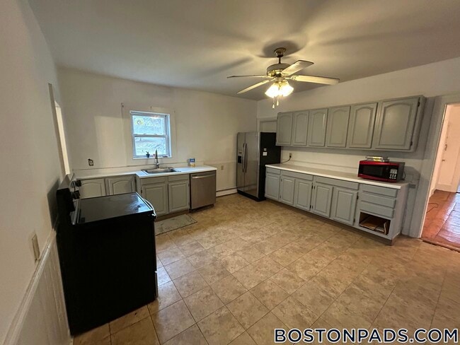 Building Photo - 60 Old Common Rd