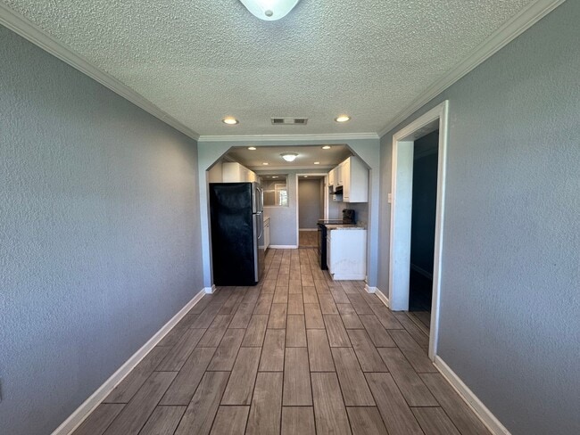 Building Photo - 2 Bedroom 1 Bathroom Duplex in Marianna Fl