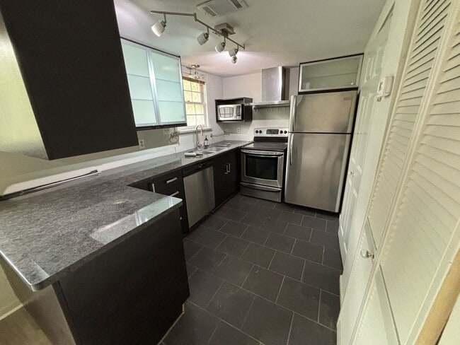 Building Photo - Beautiful 1/1 Just Minutes from Cascades P...