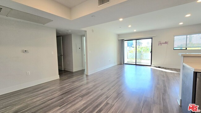 Foto del edificio - 5030 Rosewood Ave