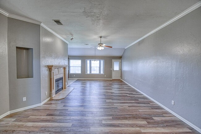 Foto del edificio - Beautiful Three Bedroom in South Norman!