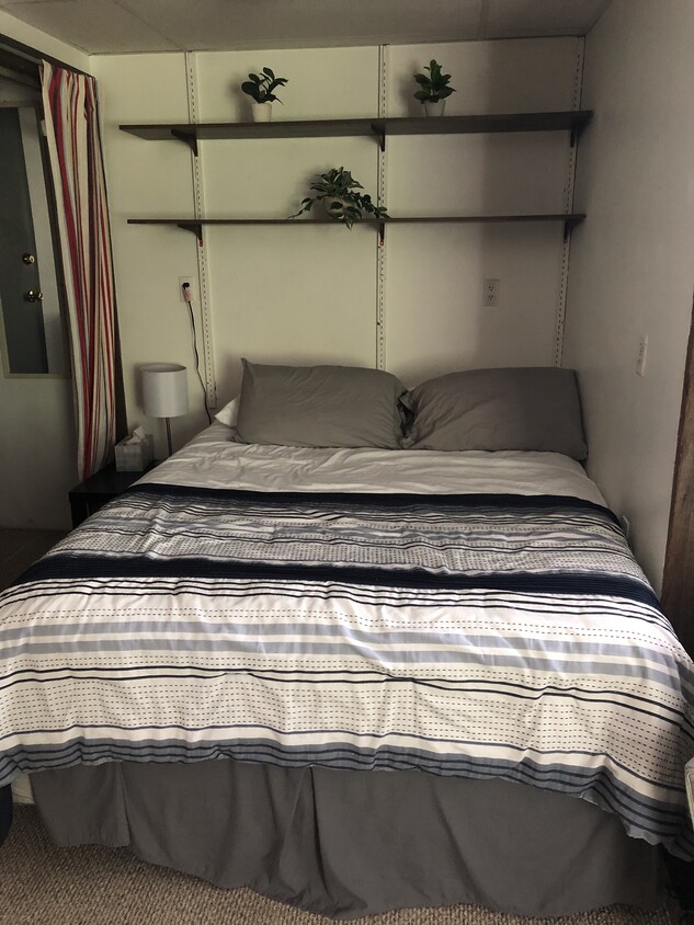 Queen sized bed - 969 E State St